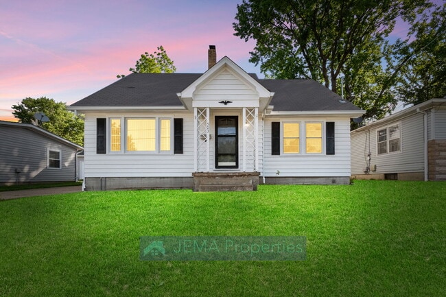 property at 503 E 8th St