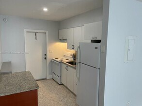 842 SW 2nd St, Unit A in Hallandale Beach, FL - Foto de edificio - Building Photo