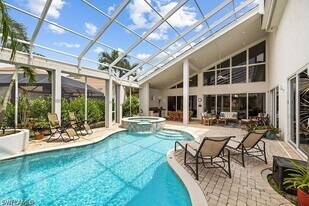 433 Crestwood Rd in Naples, FL - Building Photo