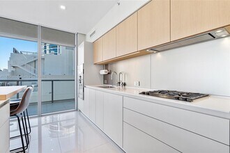 3737 Collins Ave, Unit S-804 in Miami Beach, FL - Building Photo - Building Photo