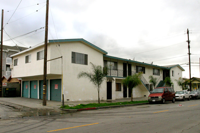 1090 Walnut Ave in Long Beach, CA - Building Photo - Building Photo