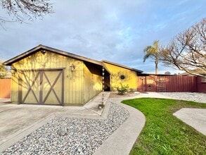 482 Aztec Ln in Lathrop, CA - Building Photo - Building Photo