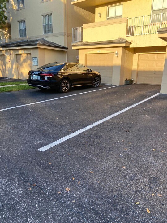 2060 Greenview Shores Blvd-Unit -306 in Wellington, FL - Foto de edificio