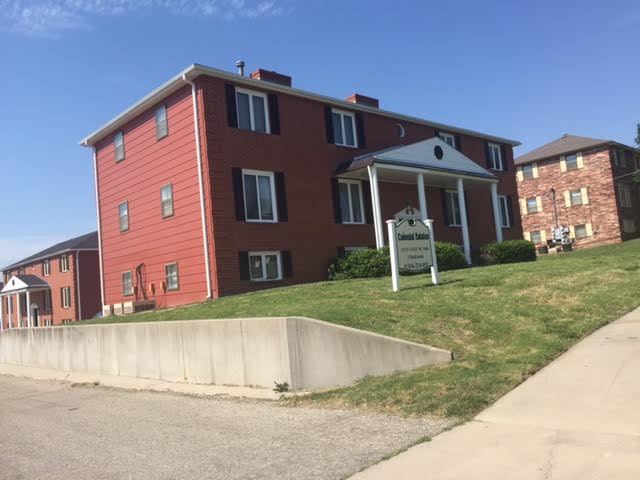Colonial Estates in Junction City, KS - Foto de edificio - Building Photo