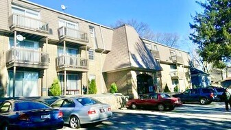 1701 Smith St, Unit Unit 103 in North Providence, RI - Building Photo