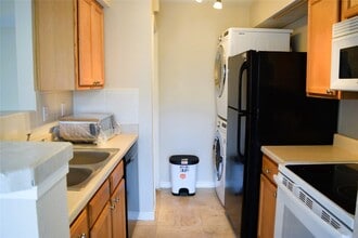 4011 NASA Road 1, Unit 406 in El Lago, TX - Foto de edificio - Building Photo