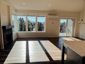 439 NW Princess Ct, Unit #2 in Bend, OR - Foto de edificio - Building Photo