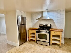 211 West End Ave, Unit B in San Rafael, CA - Building Photo - Building Photo