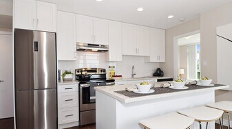 175 14th St W in North Vancouver, BC - Building Photo