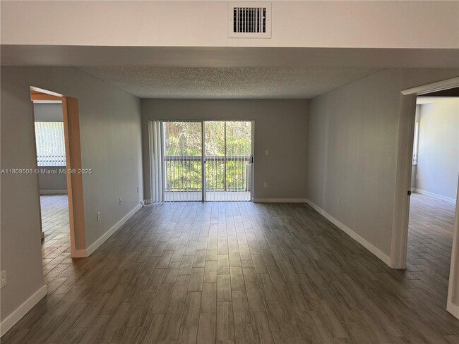 721 N Pine Island Rd in Plantation, FL - Building Photo - Building Photo