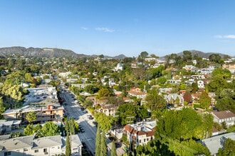 2408 - 2416 1/2 N. Beachwood Dr in Los Angeles, CA - Building Photo - Building Photo