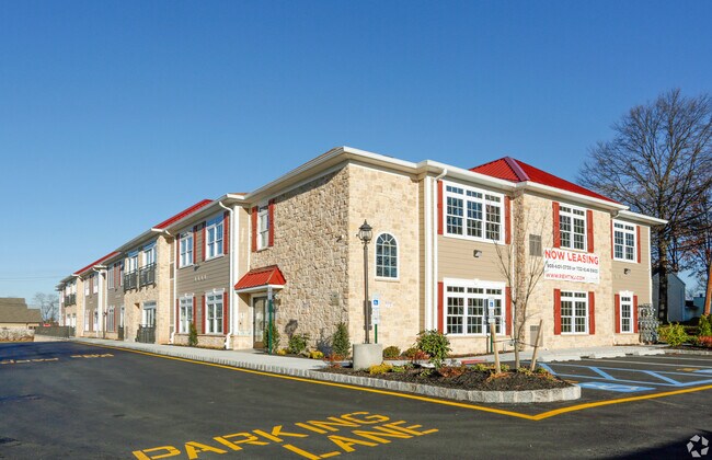 Two Oaks in Woodbridge, NJ - Foto de edificio - Building Photo
