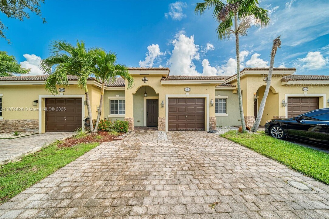 3243 NE 11th Dr in Homestead, FL - Building Photo