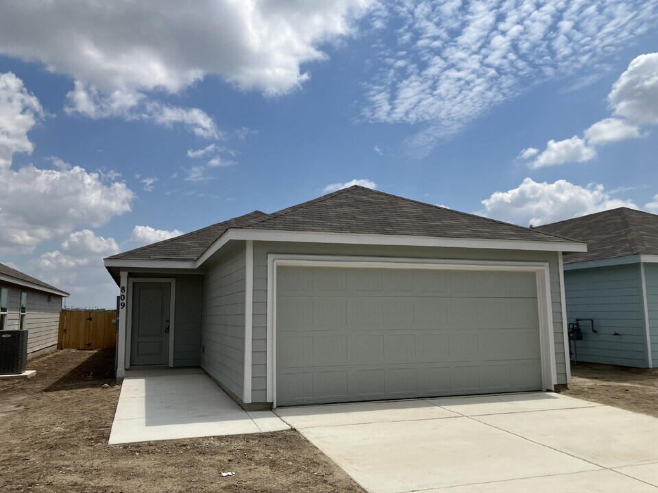 809 Day Break Dr in New Braunfels, TX - Building Photo