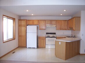 14977 Ember Ct in Apple Valley, MN - Foto de edificio - Building Photo