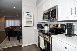 4427 1/2 MacArthur Blvd NW, Unit Unit B in Washington, DC - Foto de edificio - Building Photo