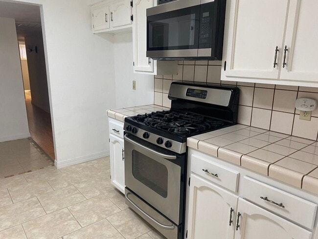 2948 S Conyer St in Visalia, CA - Building Photo - Building Photo