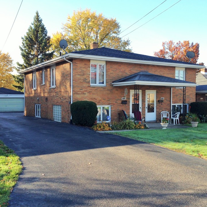 1036-1050 Saxon Ave in Akron, OH - Building Photo