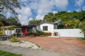 935 NE 129th St in North Miami, FL - Building Photo - Building Photo