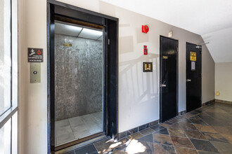 Onyx Plaza in Los Angeles, CA - Foto de edificio - Lobby