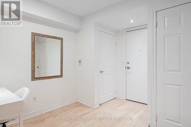 250 Wellington St W in Toronto, ON - Building Photo - Building Photo