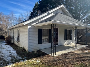 273 Lincoln Heights Rd in North Wilkesboro, NC - Foto de edificio - Building Photo