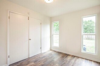 8715 Pineridge Dr in Austin, TX - Building Photo - Building Photo