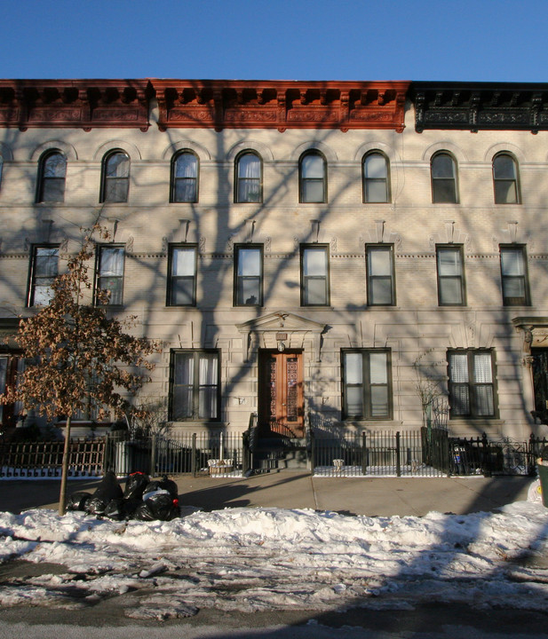 137 Russell St in Brooklyn, NY - Building Photo