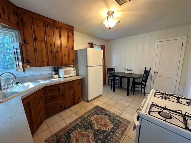 501 N Travis St in Granbury, TX - Building Photo - Building Photo