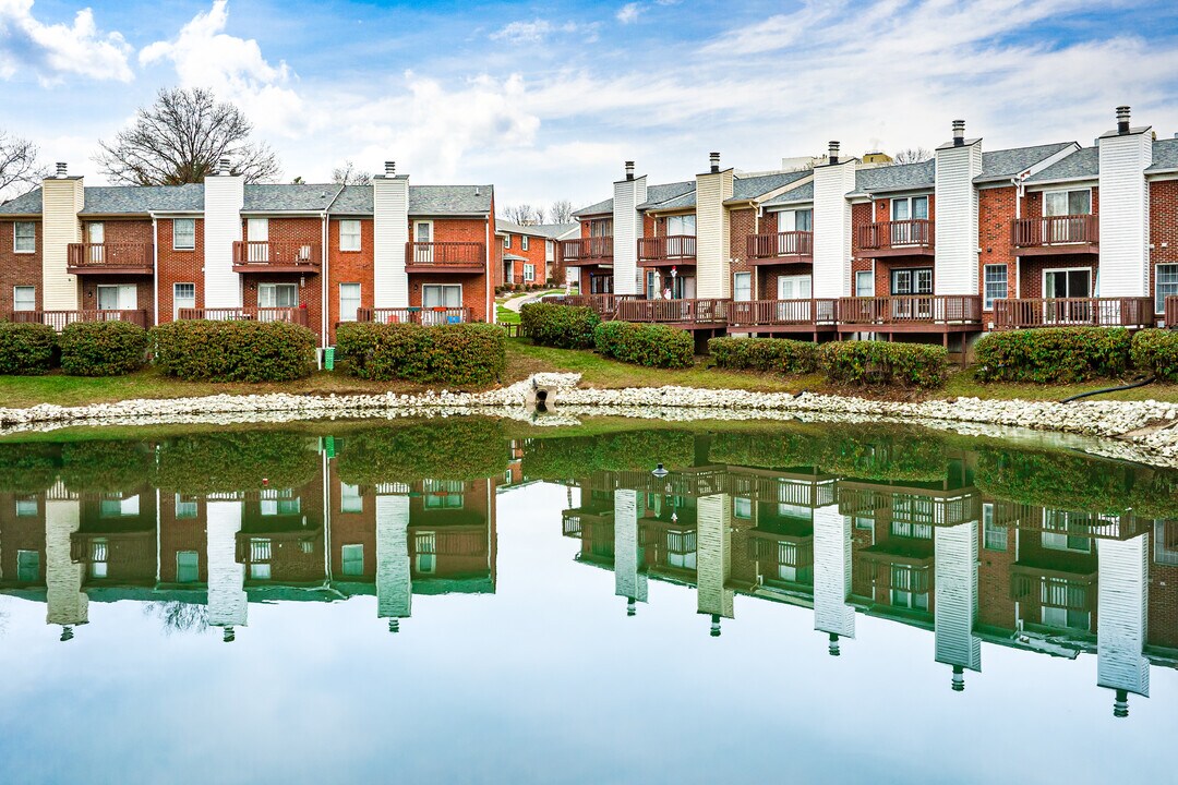 Gardiner Lake in Louisville, KY - Building Photo