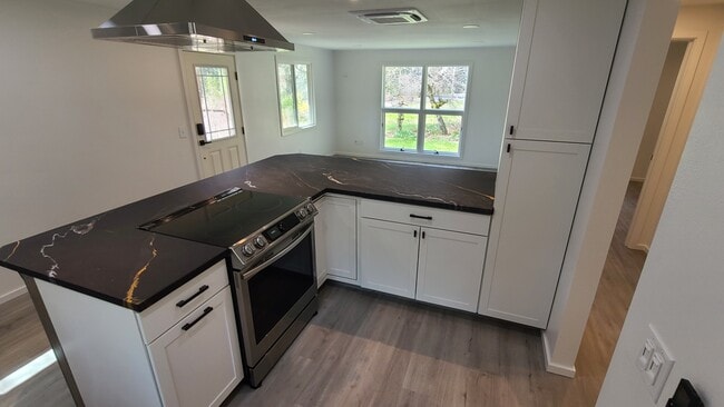 13716 Kelly Rd NE in Duvall, WA - Foto de edificio - Building Photo