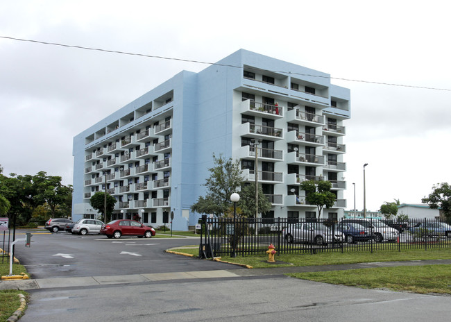 Robert Sharp Towers I in Miami, FL - Foto de edificio - Building Photo