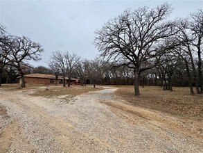 1304 W Wise St in Bowie, TX - Building Photo - Building Photo