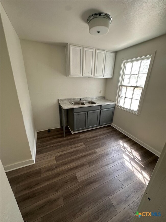 1204 E Warren Ave in Victoria, TX - Building Photo - Building Photo