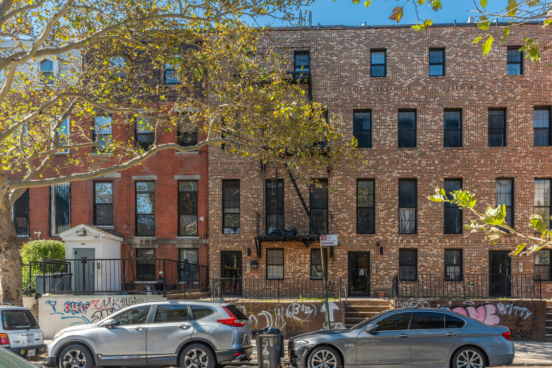 22 Patchen Ave in Brooklyn, NY - Foto de edificio