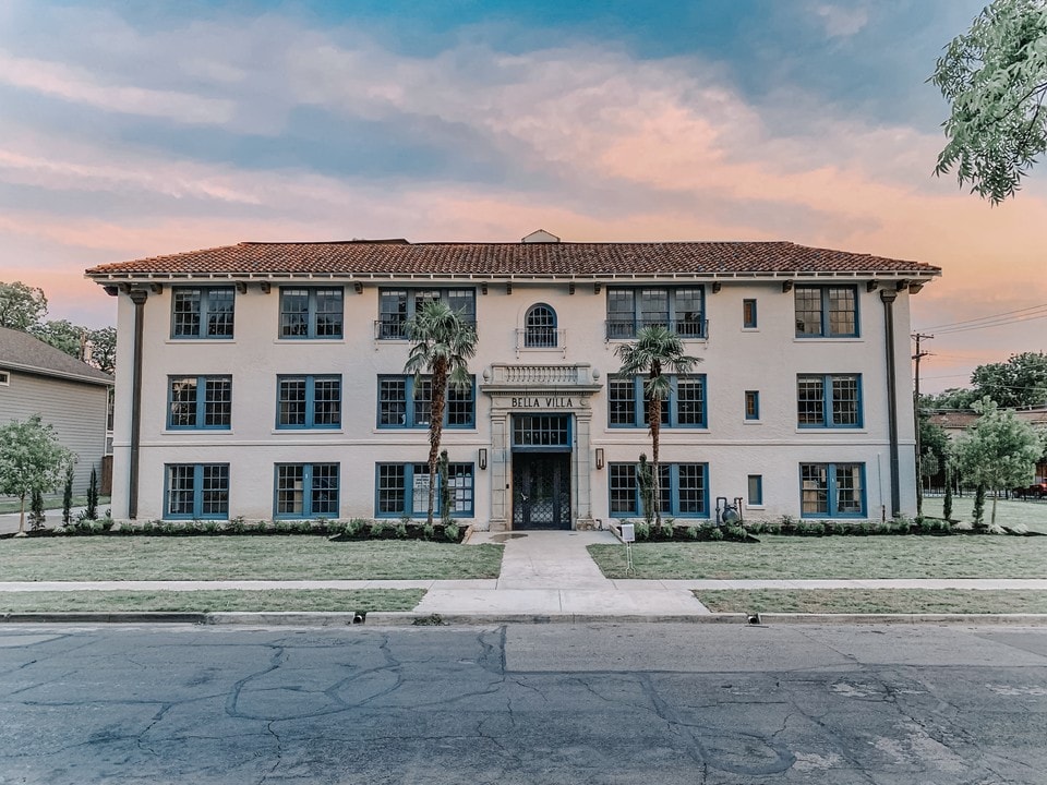Bella Villa in Dallas, TX - Building Photo