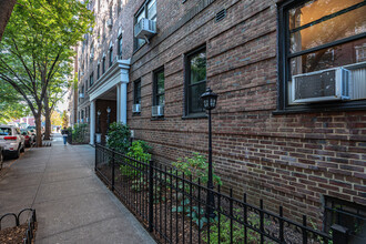 Colonial Court in Jackson Heights, NY - Building Photo - Building Photo