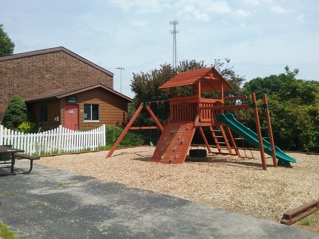 Strawberry Hill Apartments in Anamosa, IA - Building Photo - Building Photo