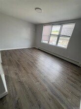 52-25 Van Dam St, Unit 2 in Queens, NY - Building Photo - Building Photo