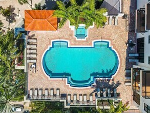 888 S Douglas Rd, Unit 807 in Coral Gables, FL - Foto de edificio - Building Photo