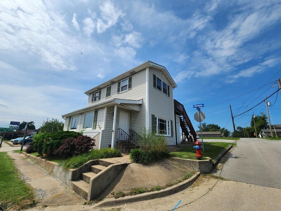 108 E Deyoung St in Marion, IL - Building Photo
