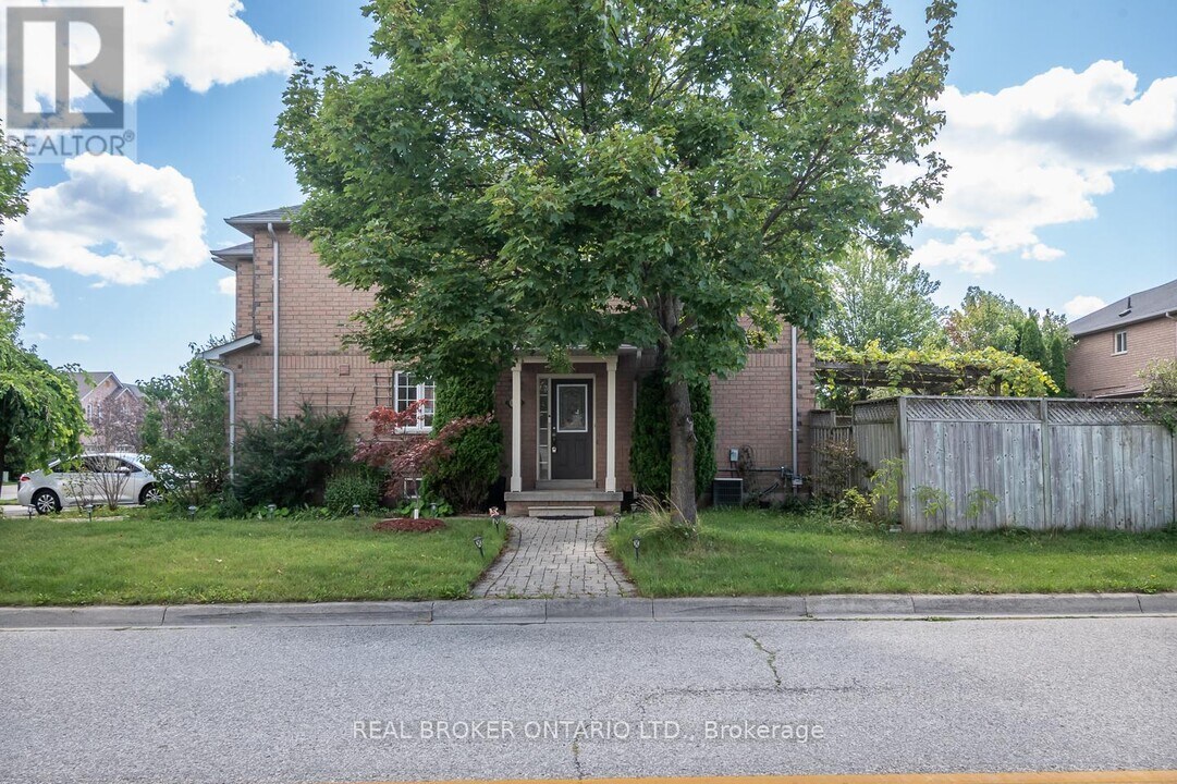 1508 Pinecliff Rd in Oakville, ON - Building Photo