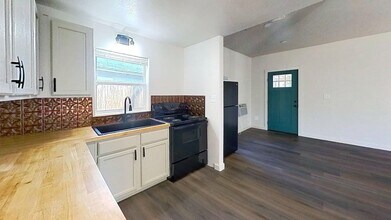 160 S Fredericksburg St in San Marcos, TX - Building Photo - Building Photo