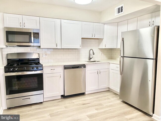 6288 Rose Hill Ct, Unit D in Alexandria, VA - Building Photo - Building Photo