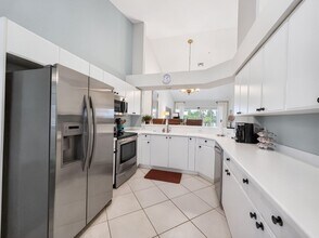 8175 Celeste Dr in Naples, FL - Foto de edificio - Building Photo