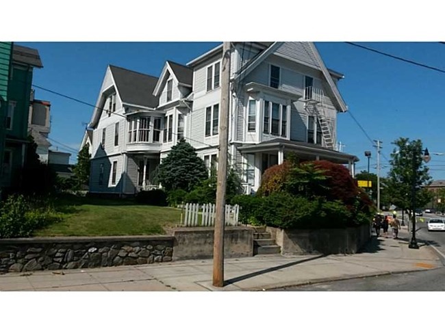 19 Hamlet Ave in Woonsocket, RI - Foto de edificio - Building Photo