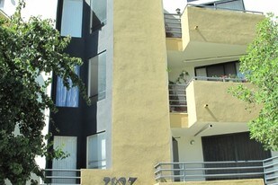 2107 N Beachwood Dr, Unit #101 in Los Angeles, CA - Building Photo