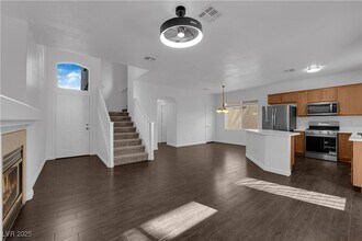 7063 Pacific Coast St in Las Vegas, NV - Foto de edificio - Building Photo