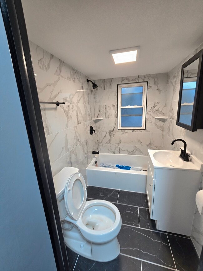 33 Delawanna Ave, Unit 2 in Clifton, NJ - Foto de edificio - Building Photo