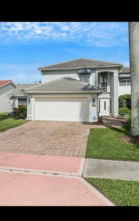 7127 Mill Pond Cir in Naples, FL - Building Photo